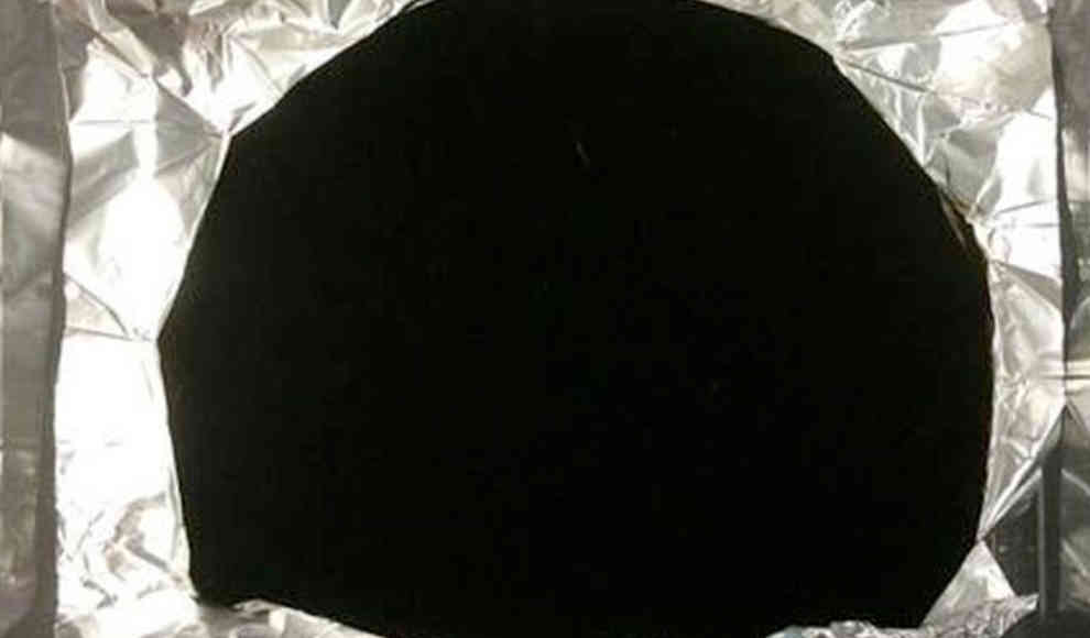 Extrem schwarzes Material absorbiert fast komplettes Licht