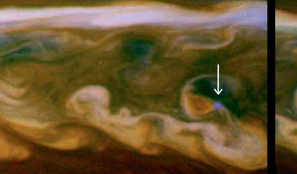 Cassini fotografiert riesigee Blitz auf der Tagseite des Saturn