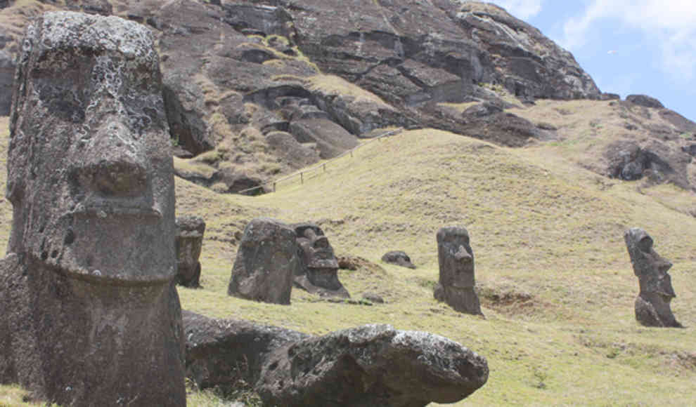 Die Moai-Statuen auf der Osterinsel haben einen Körper