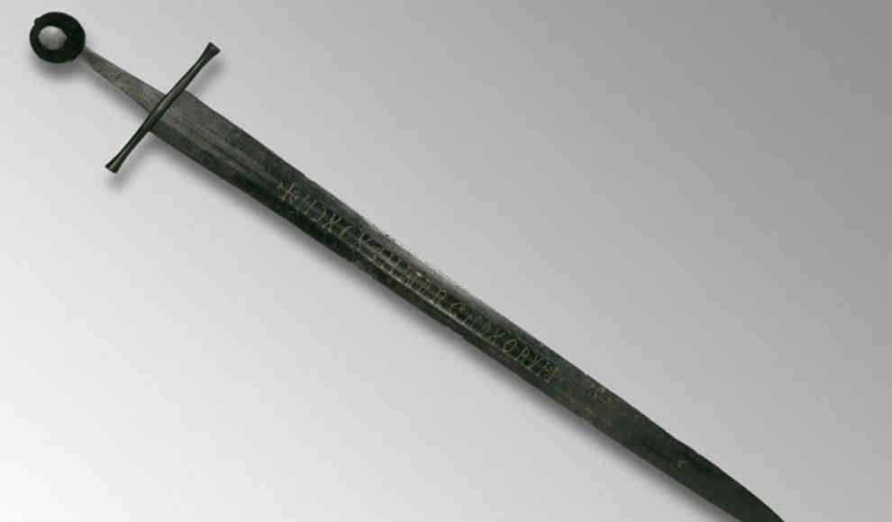 Schrift auf mittelalterlichen Schwert gibt Rätsel auf
