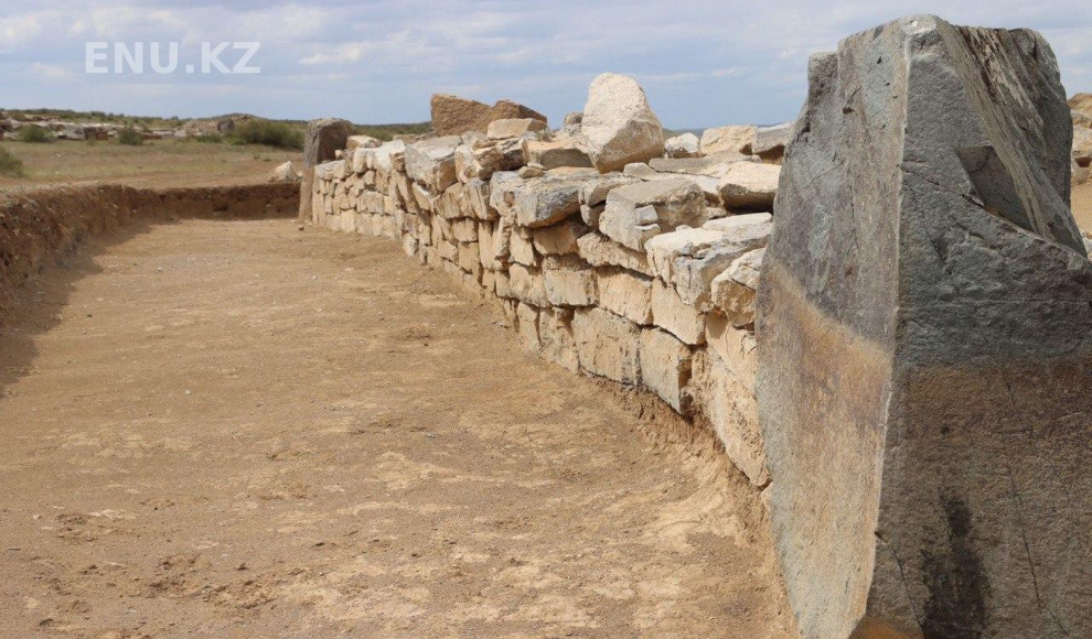 Sechseckige Pyramide in Kasachstan