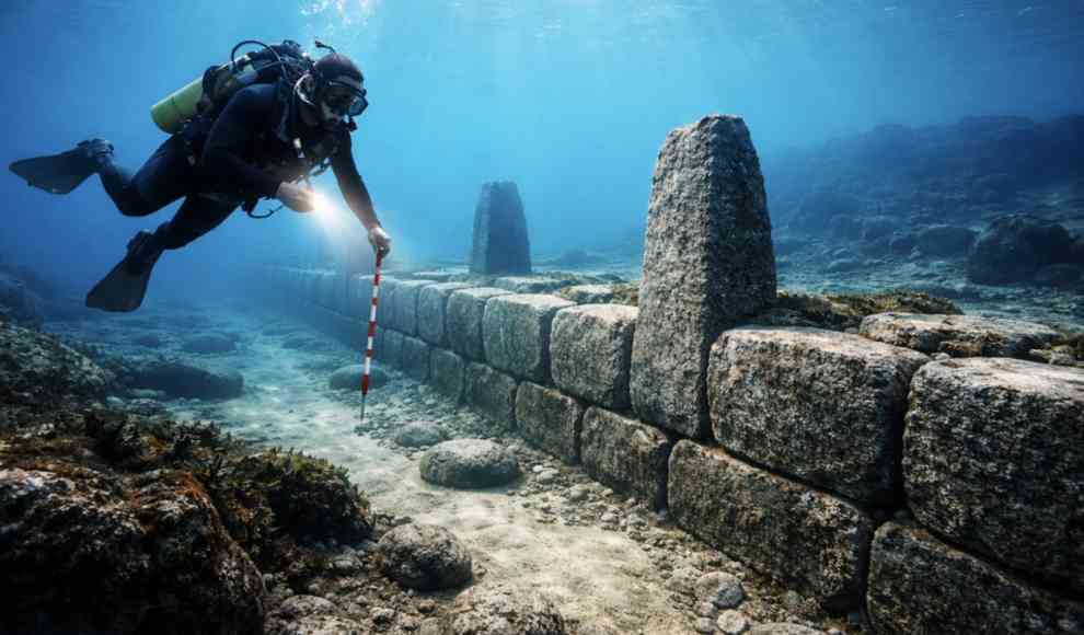 7.000 Jahre alte Granitmauer im Atlantik