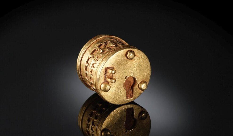 Goldschloss vom Acker birgt über 1600 Jahre alte Mechanik