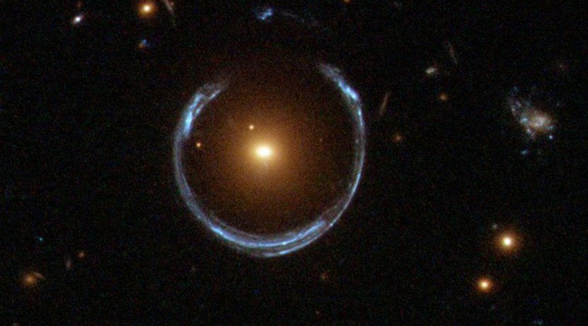 Schwerstes-Schwarzes-Loch-in-einem-Einsteinring-entdeckt