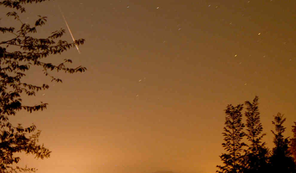 Hunderte Perseiden in der Nacht am Himmel zu sehen