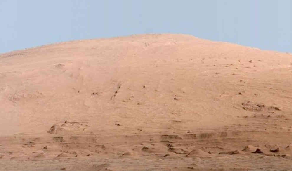 Curiosity fotografiert Mount Sharp unter blauem Himmel