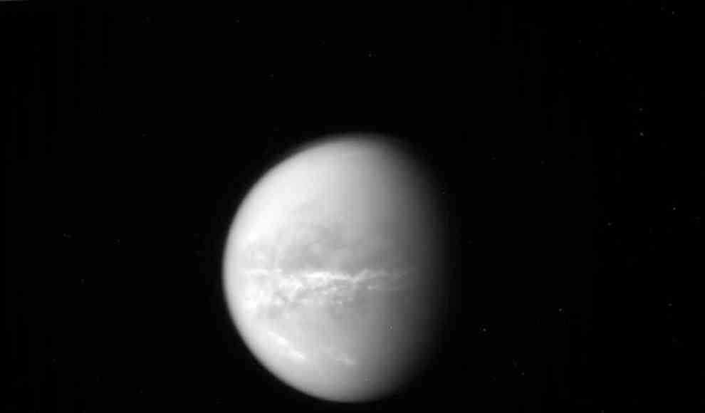 Der Saturnmond Titan leuchtet im Dunklen
