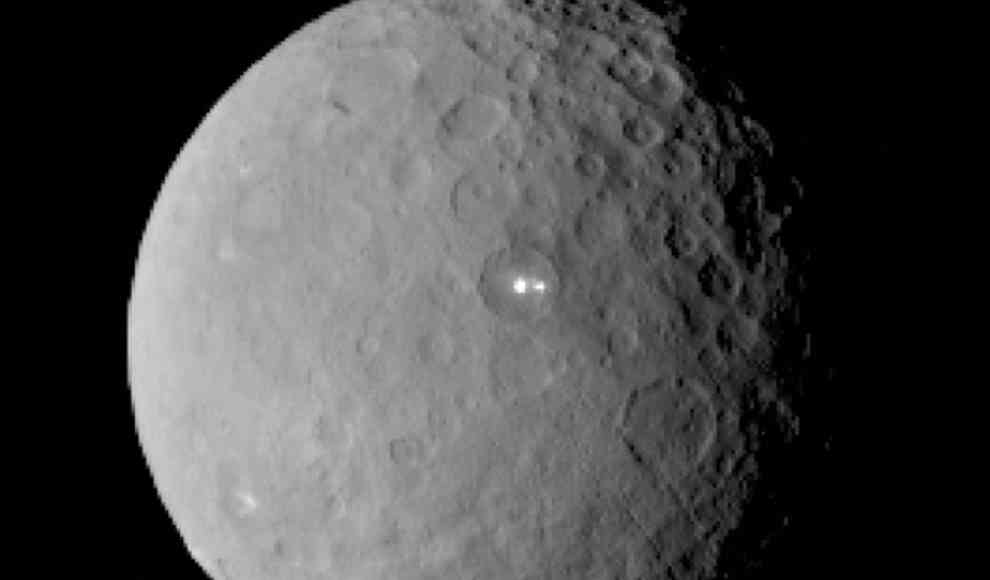 Weiße Flecken auf Zwergplanet Ceres geben Rätsel auf