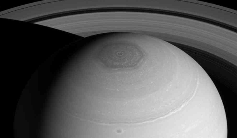 Rätselhaftes Hexagon am Nordpol des Saturn