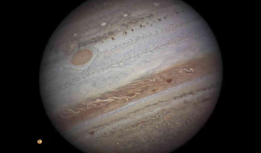 Jupiters roter Fleck heizt den Planeten auf