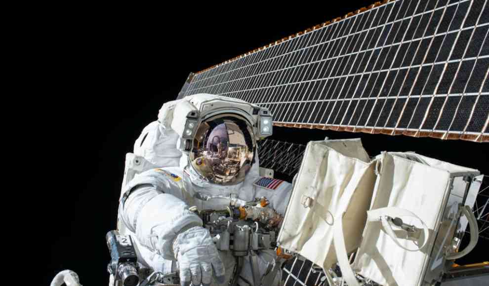 Astronaut außerhalb der ISS