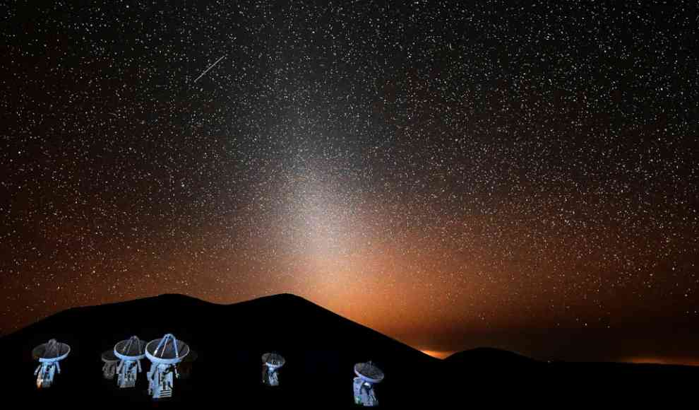 Zodiakallicht hinter dem Submillimeter Array