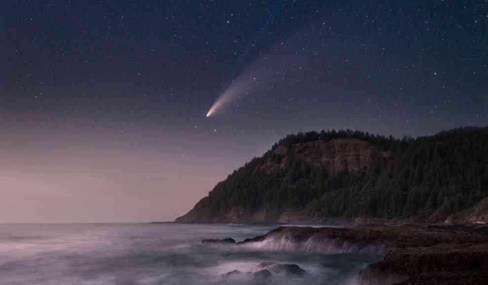Komet über der Erde