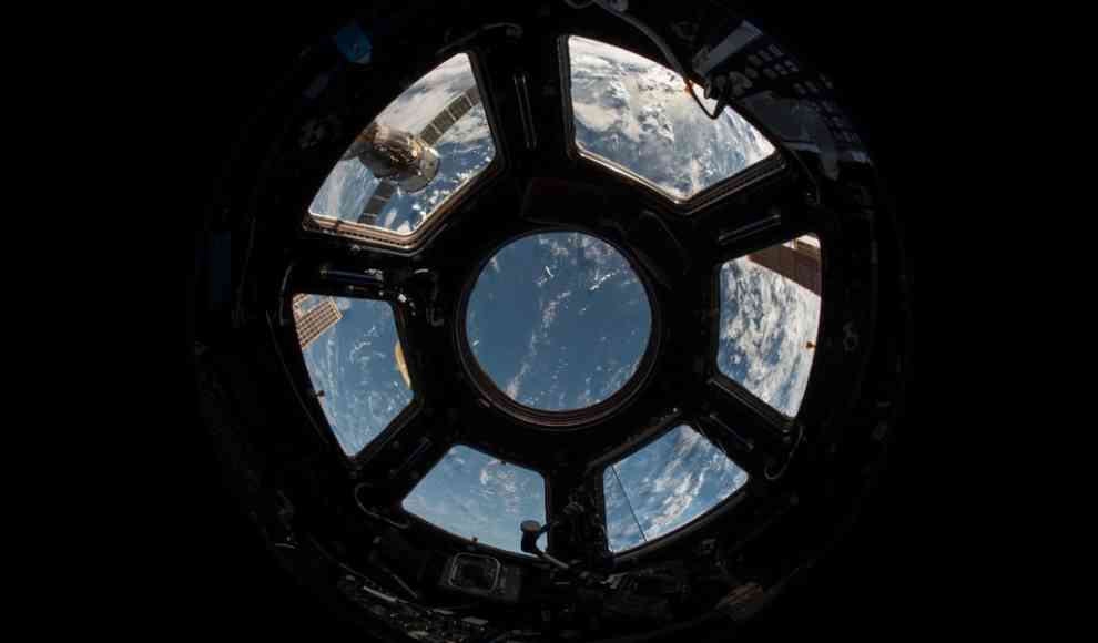 Blick aus einem Raumschiff auf die Erde