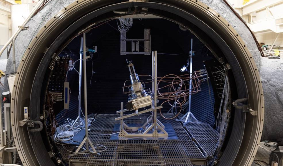 Ein Hochleistungslaser und ein karbothermischer Reaktor in der Testkammer der Carbothermal Reduction Demonstration (CaRD) der NASA im Johnson Space Center der NASA.