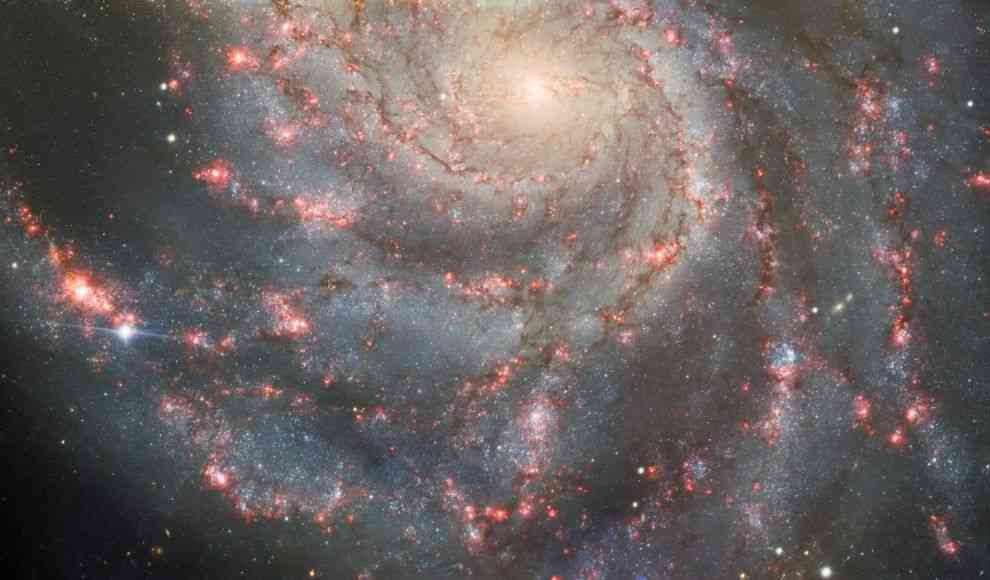 Supernova SN 2023ixf als heller Lichtpunkt in der linken Mitte
