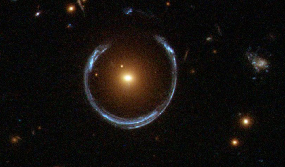 Im Kern der Galaxie LRG 3-757, dem Zentrum eines seltenen Einsteinrings, liegt das massereichste Schwarze Loch