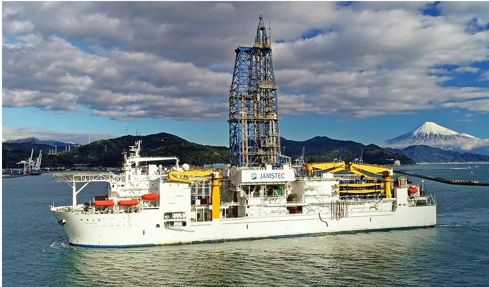 Forschungsschiff gewinnt Sedimentproben aus dem Meeresgrund