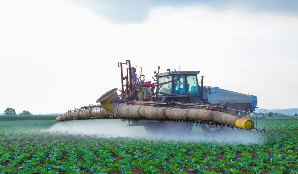 Landwirt verwendet das Pflanzenschutzmittel Glyphosat 
