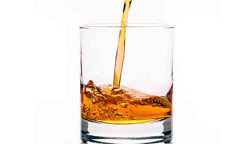 Ein paar Tropfen Wasser im Whisky können den Geschmack verbessern
