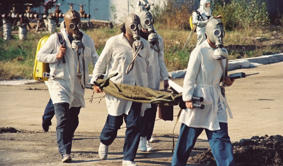Menschen mit Masken zum Schutz vor Chemiewaffen