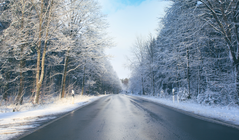 Eis- und schneefreie Straße im Winter