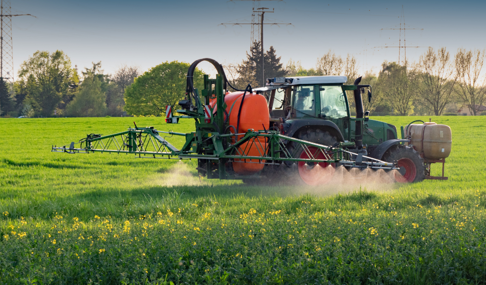 Landwirt versprüht Glyphosat 