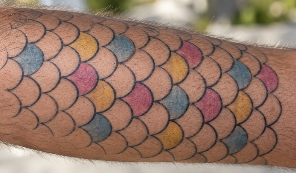 Tattoos lassen sich mit Licht sichtbar und unsichtbar machen