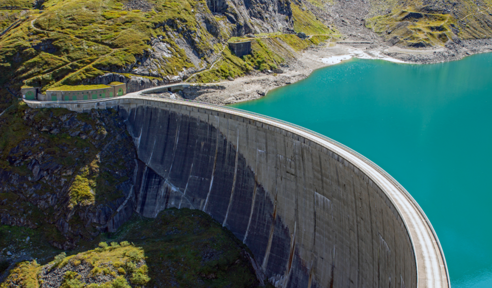 Die Erdpolwanderung wird durch Staudämme und das zurückgehaltene Wasser beeinflusst
