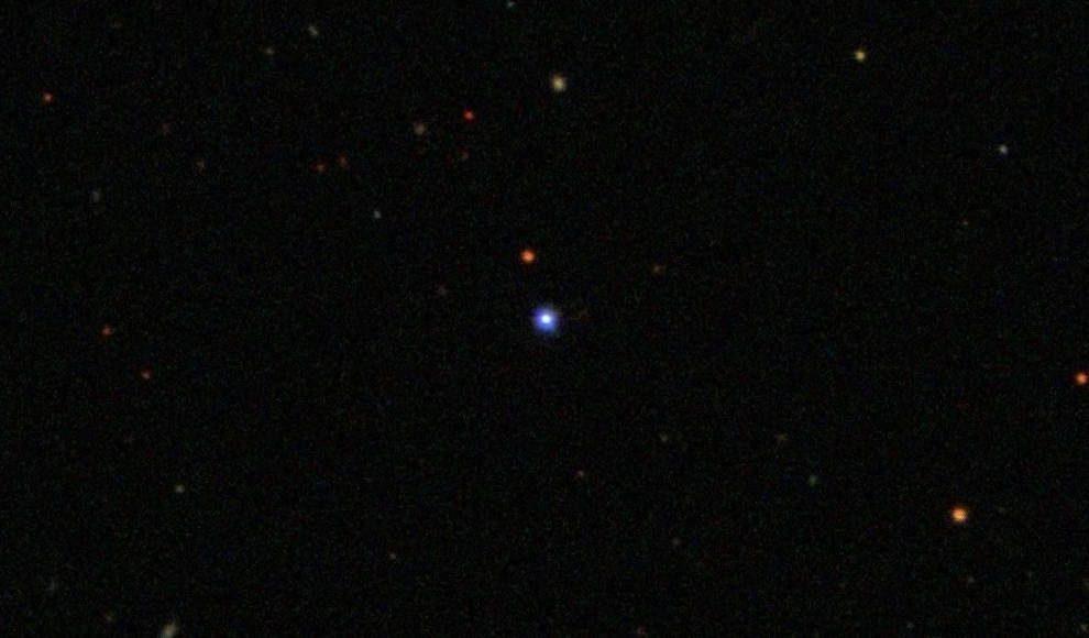 TON 618 - Der Quasar erscheint als heller, bläulich-weißer Punkt in der Mitte