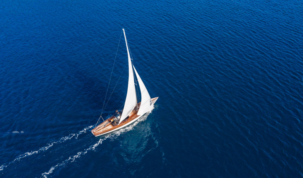 Segelschiff in der Nähe eines Doldrums 