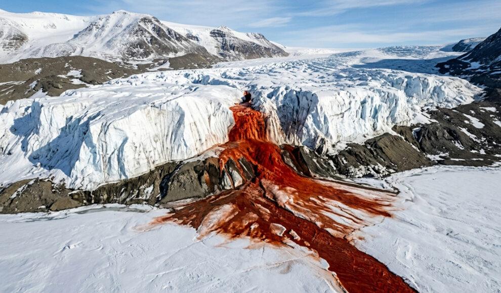 In der Antarktis fließt rostrotes Wasser aus dem Eis