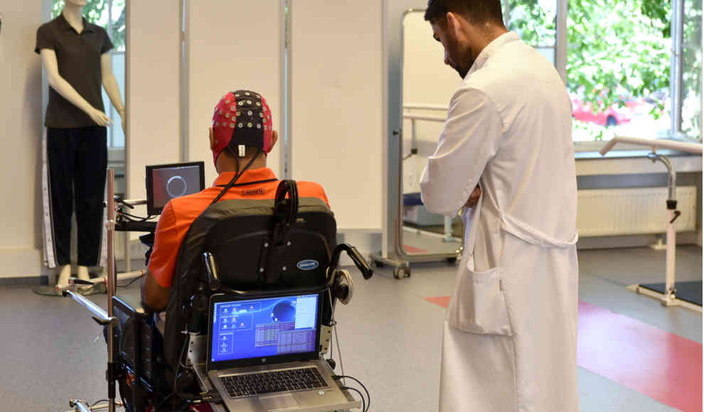 Gehirn-Computer-Interface ermöglicht Rollstuhl-Steuerung per Gedanken
