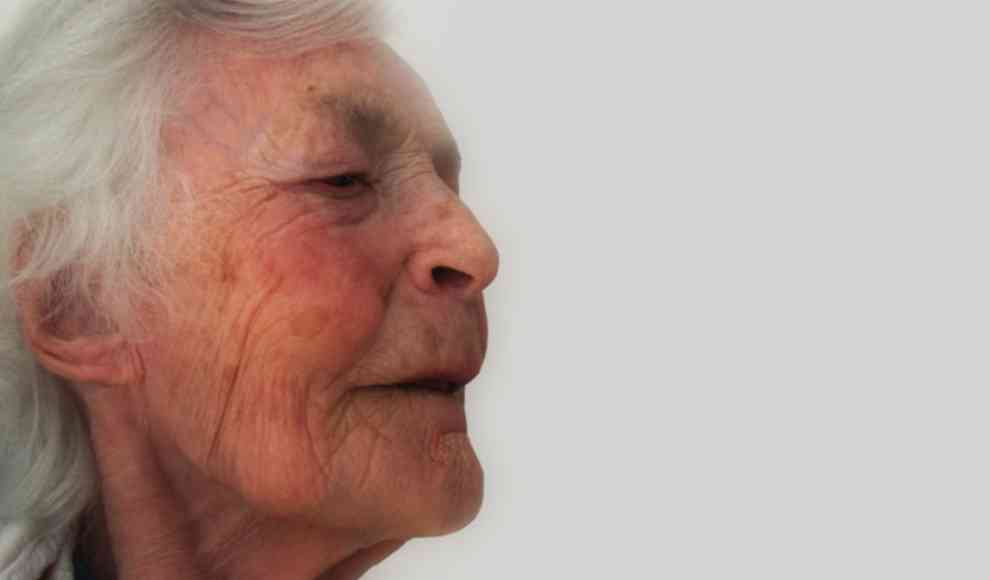 Alte Frau mit Alzheimer