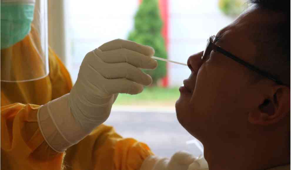 Professioneller Mund-Nasen-Abstrich für einen SARS-CoV-2-Schnelltest