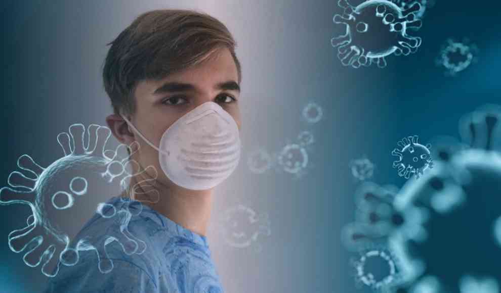 Kind schützt sich mit Maske vor einer SARS-CoV-2-Infektion