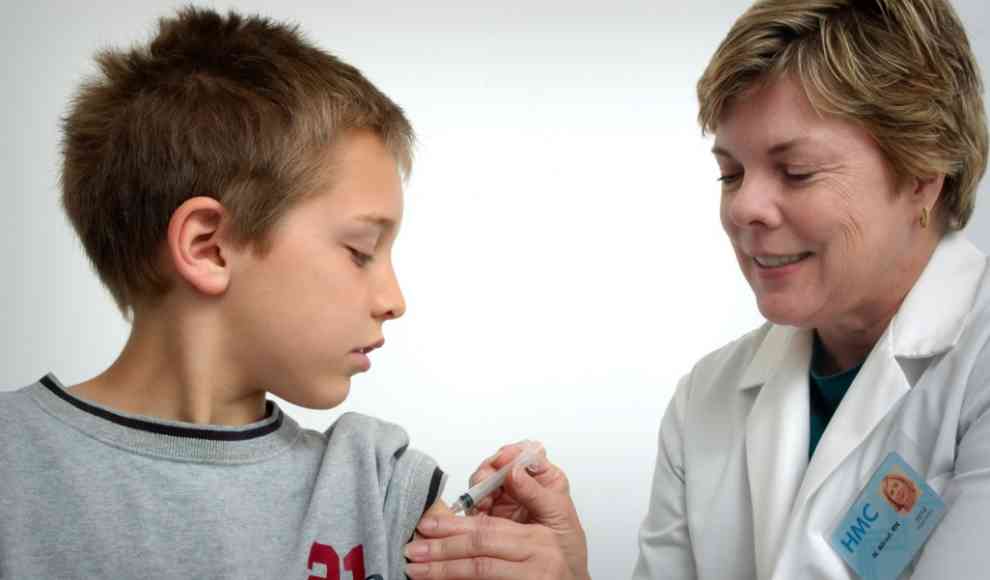 Kind wird gegen Covid-19 geimpft