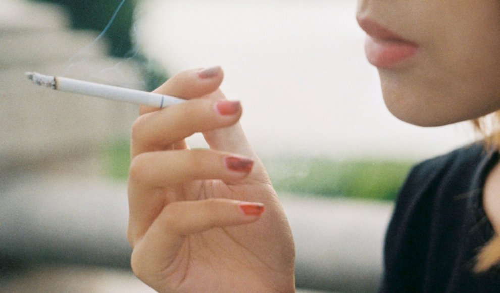 Rauchende Frau mit Zigarette
