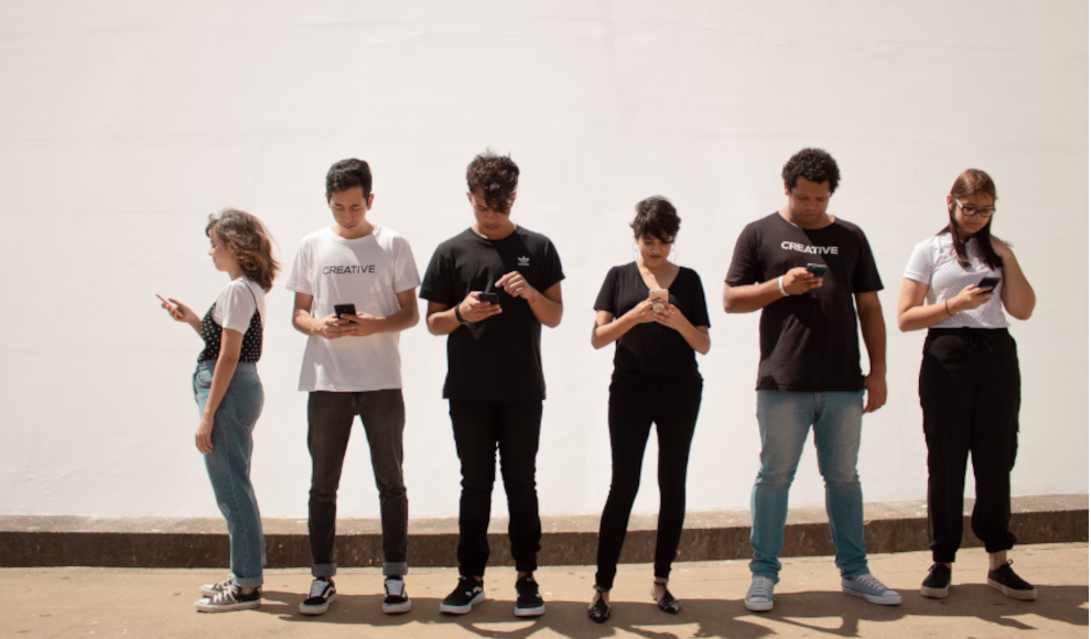 Kinder und Jugendliche mit Smartphone