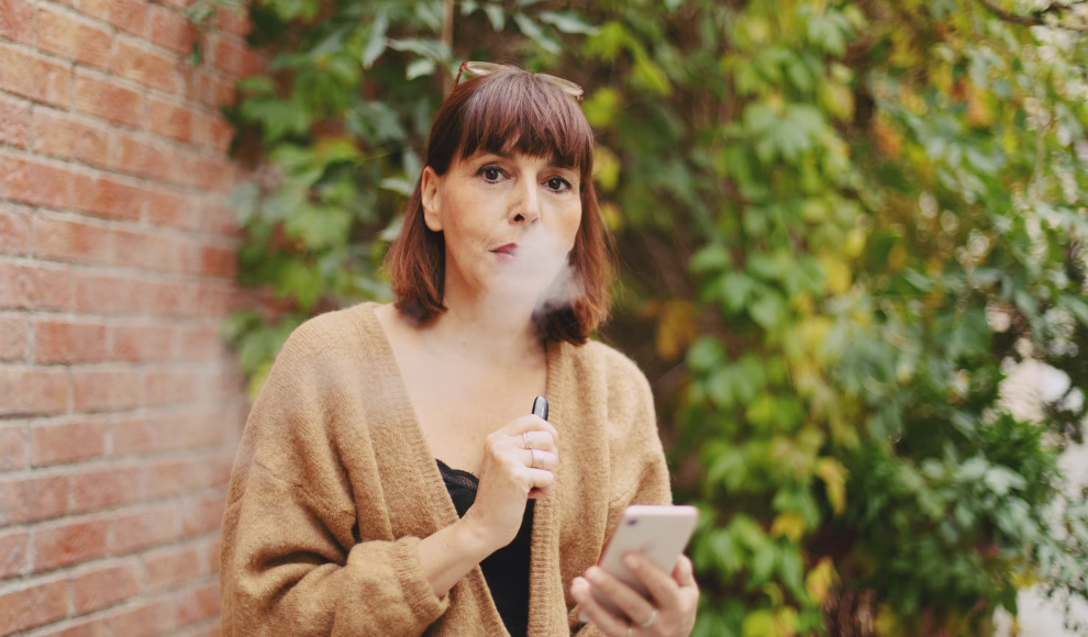 E-Zigaretten-Konsumentin