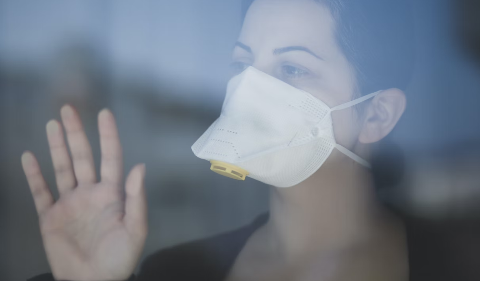 Frau mit Maske während des ersten Lockdowns der Covid-19-Pandemie