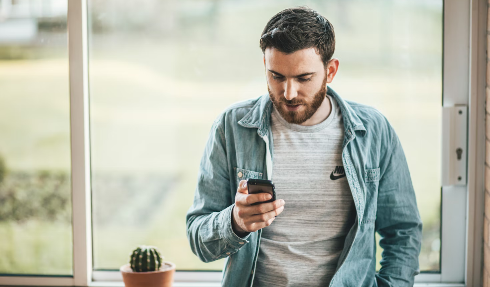 Mann mit Mobiltelefon