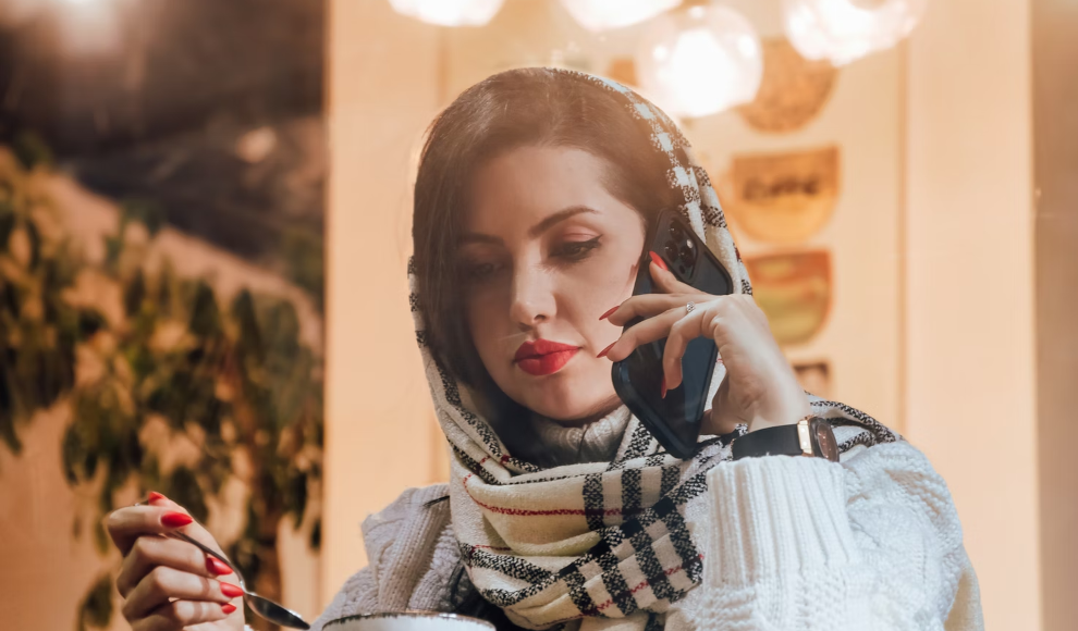 Frau mit Mobiltelefon