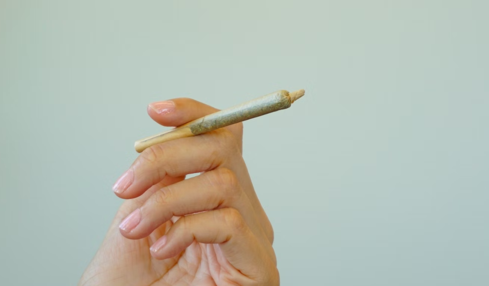 Frau mit Cannabiszigarette (Joint)
