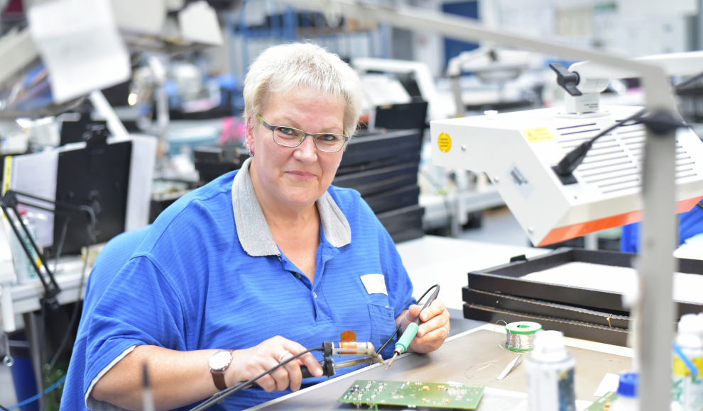 Ältere Frau auf der Arbeit