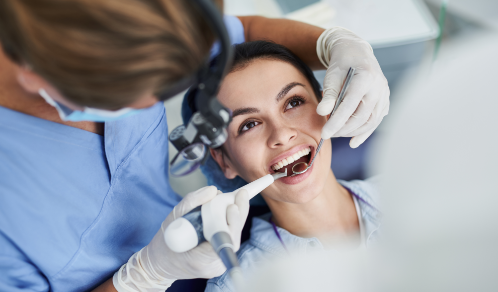 Prophylaxeuntersuchung bei einem Zahnarzt in Düsseldorf (Symbolbild)