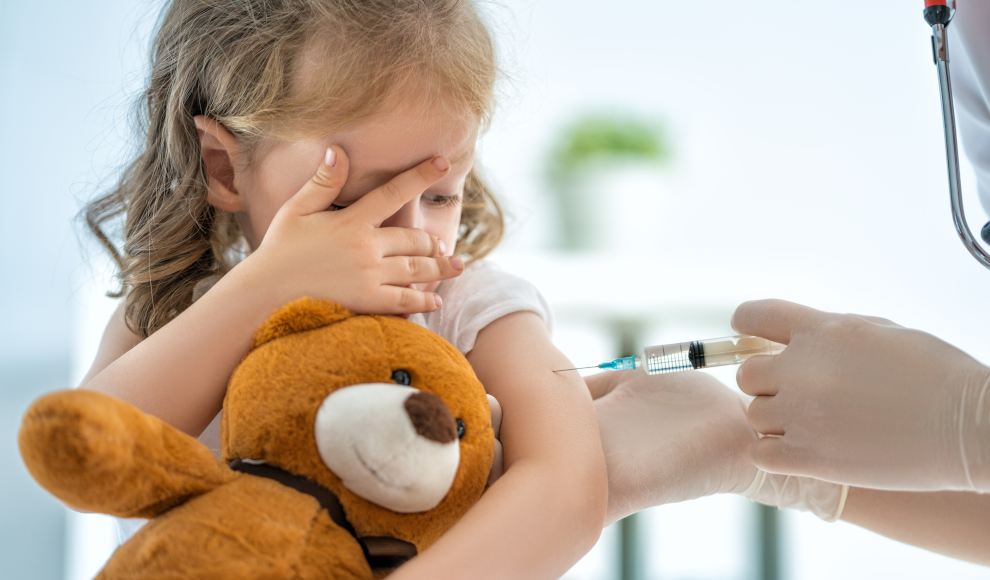 Kind erhält Schutzimpfung