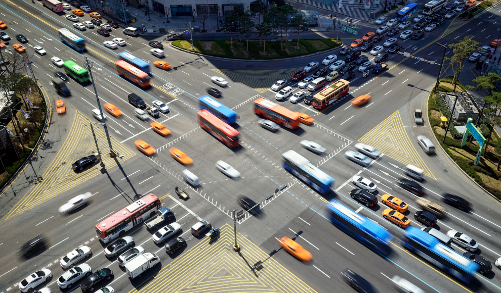 Straßenkreuzung mit lautem Autoverkehr