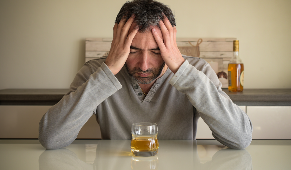 Mann mit Alkoholkrankheit leidet unter Entzündung des Gehirns