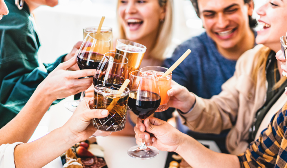 Menschen trinken Alkohol